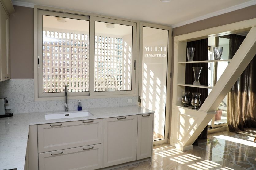 Ventana con puerta practicable