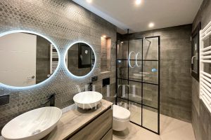 Baño reformado como parte de una reforma integral en Barcelona