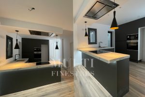 Salón renovado con reformas integrales en Barcelona