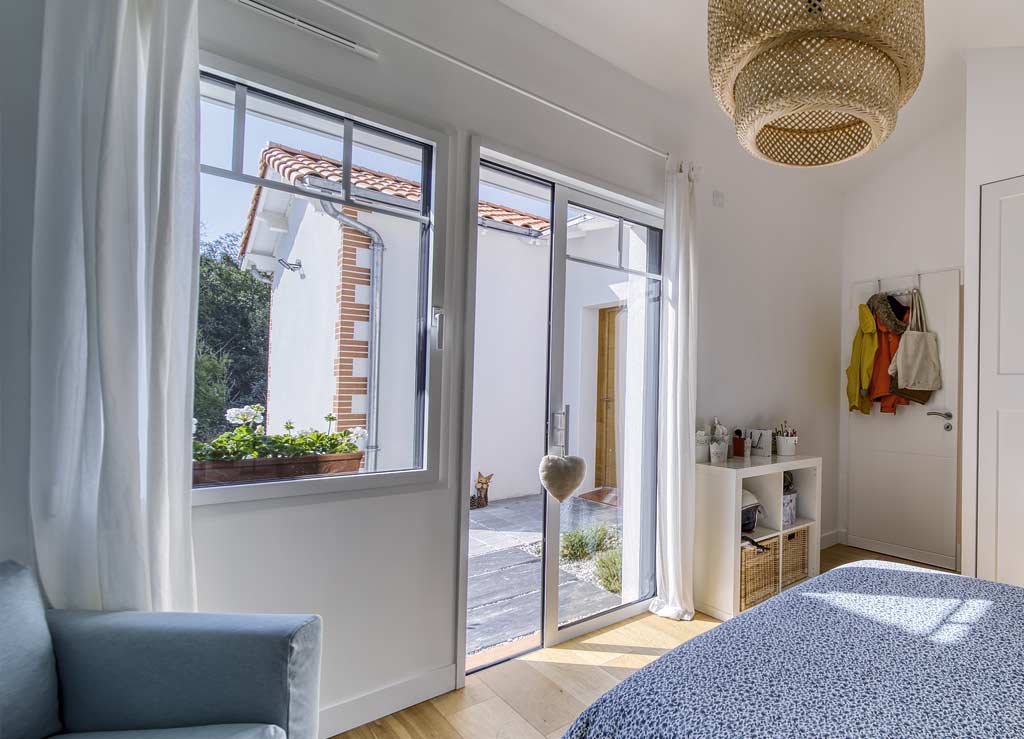 Hojas oculta entre tabiques